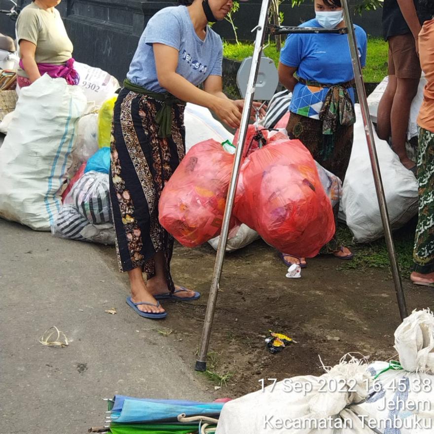 Kegiatan Penimbangan Sampah dari  Dywik Bank Sampah di Br. Dinas Pasekan 
